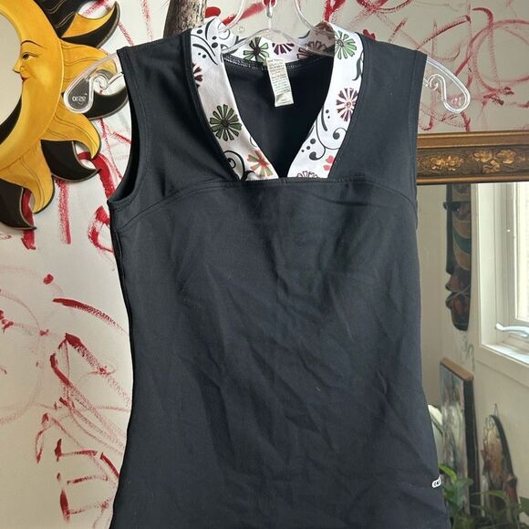 Black Tooth Tank Top with Floral Collar - Picture 10 of 10